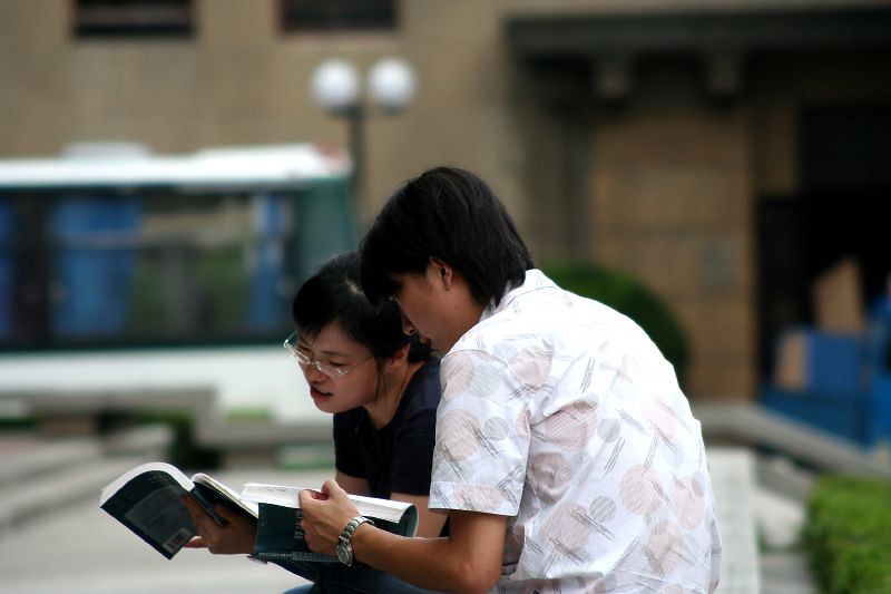 Аналоговая революция: бумажные книги, кассетные плееры и кнопочные телефоны снова в тренде